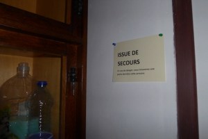 Au moins, dans Narnia, l'issue était dans l'armoire, pas derrière...